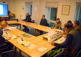 Ekspertai diskutuoja prie stalo