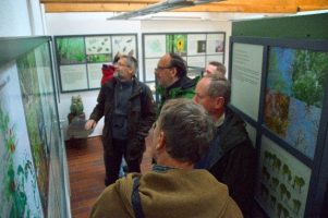 Ekspertai apžiūri ekspoziciją