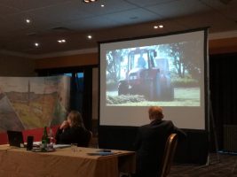 Dalyviai žiūri filmuką apie LIFE integruotąjį projektą