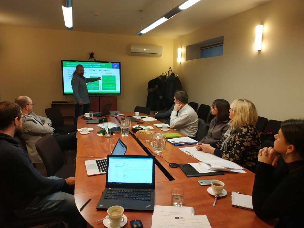 Diskusijos dalyviai klausosi pranešimo apie agrarinės aplinkosaugos priemonių taikymo Lietuvoje galimybes