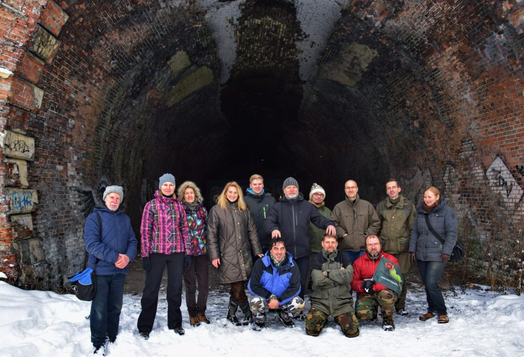 šikšnosparnių skaičiavimo komanda tunelio prieigose