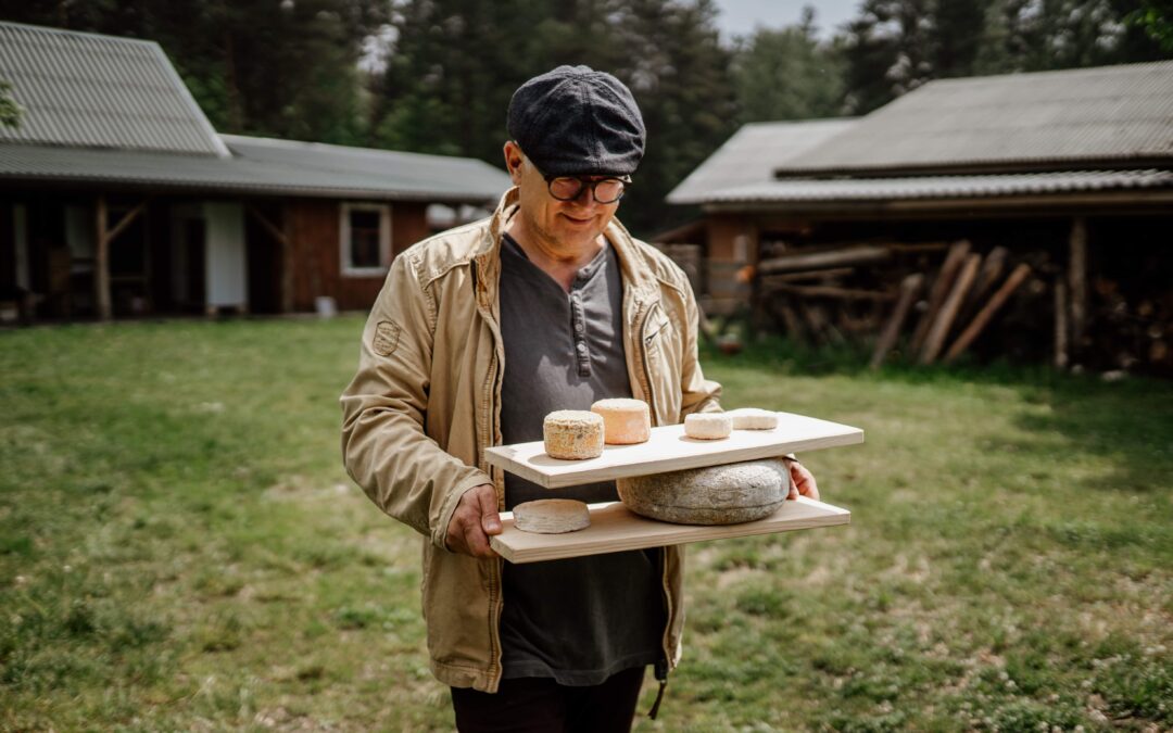 Lietuvos sūrininkai mokė ukrainiečius ūkininkus spausti sūrius karo sąlygomis