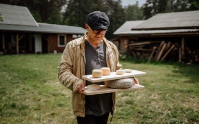 Lietuvos sūrininkai mokė ukrainiečius ūkininkus spausti sūrius karo sąlygomis